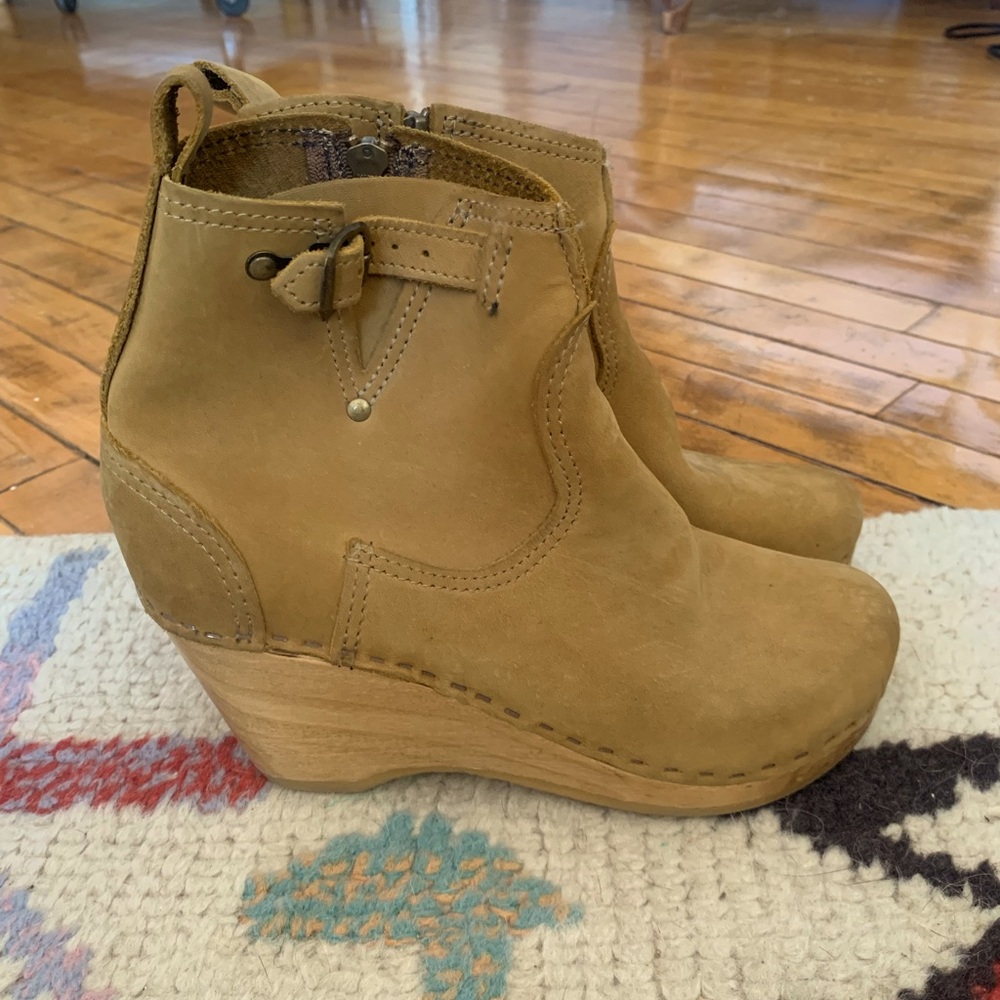 No. 6 wedge boot clog
